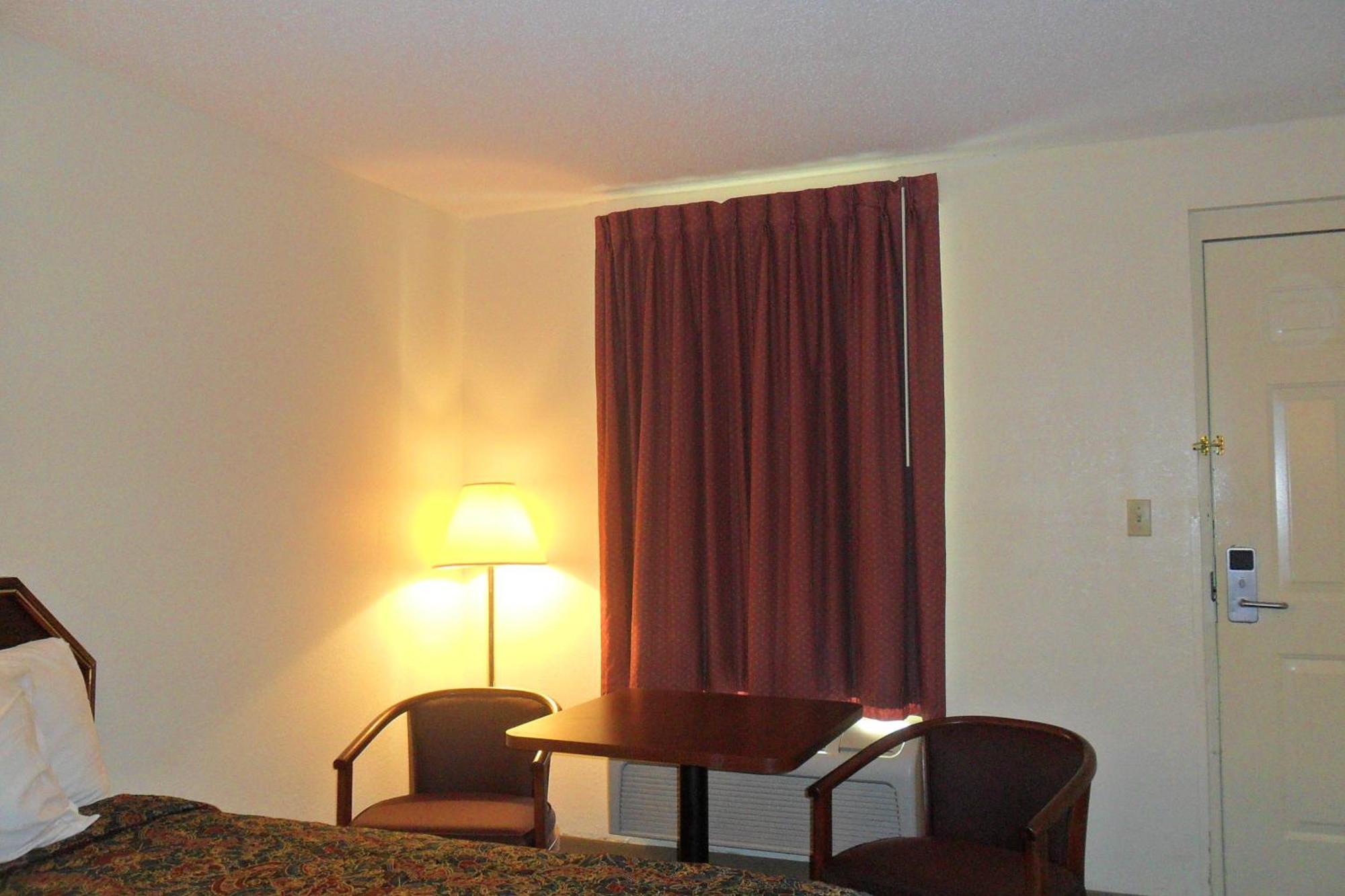 Luxury Inn & Suites Selma Quarto foto