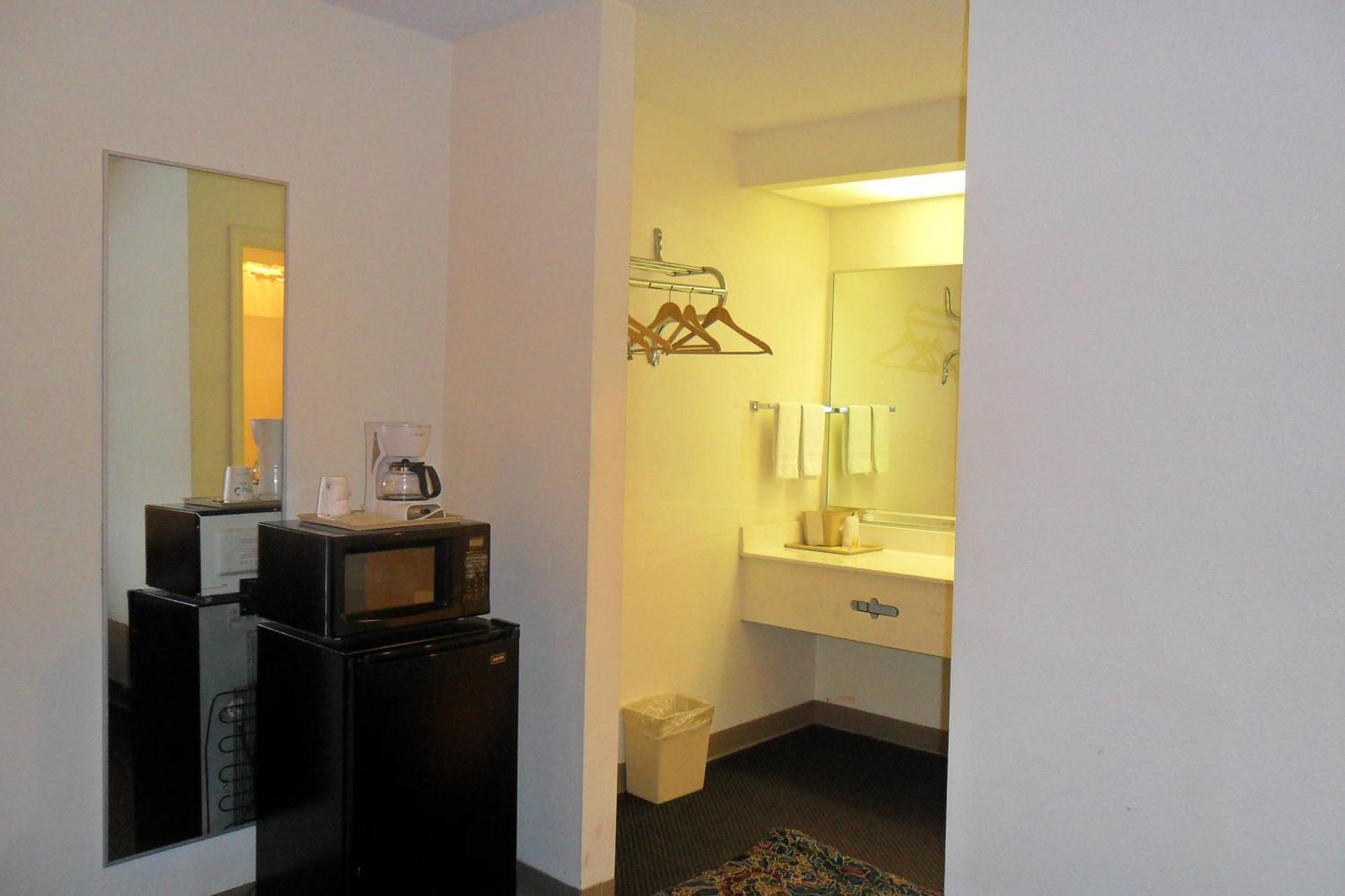 Luxury Inn & Suites Selma Quarto foto